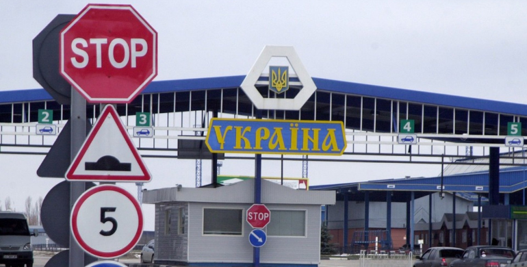 Відсьогодні в Україні діють нові правила в'їзду: що змінилося